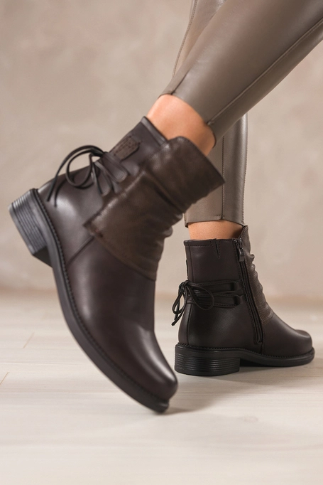 Czekoladowe botki damskie niski szeroki obcas marszczona cholewka z ozdobnym wiązaniem Casu 72414-7