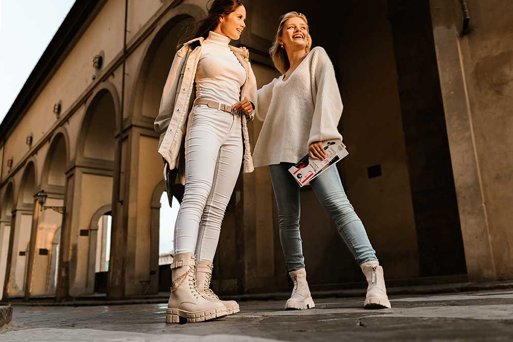 Beżowe botki - jak nosić?