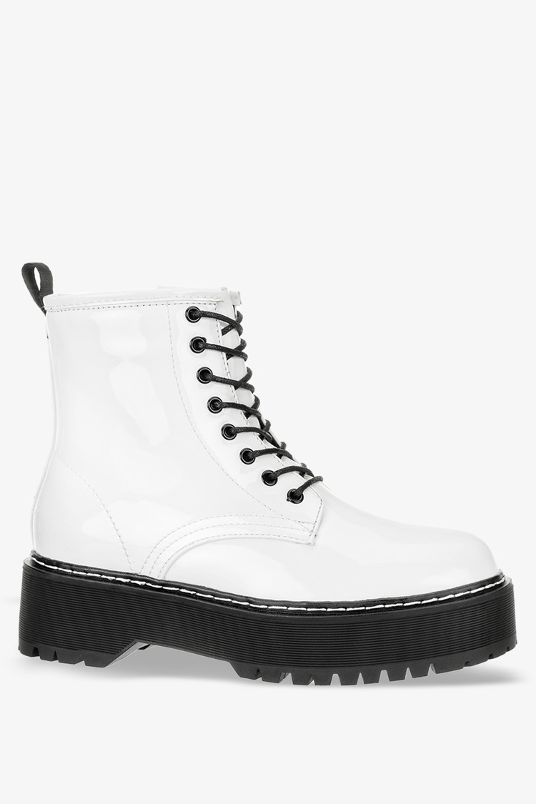 Białe glany lakierowane na platformie sznurowane Casu J21X4-W