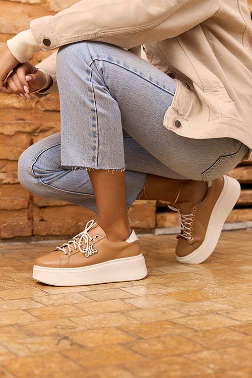 Camelowe sneakersy skórzane damskie na platformie z ozdobą sznurowane PRODUKT POLSKI Casu DS-739