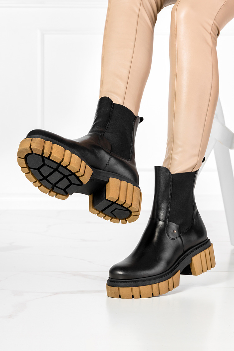 Czarne botki workery na platformie z gumkami po bokach polska skóra Casu 2302