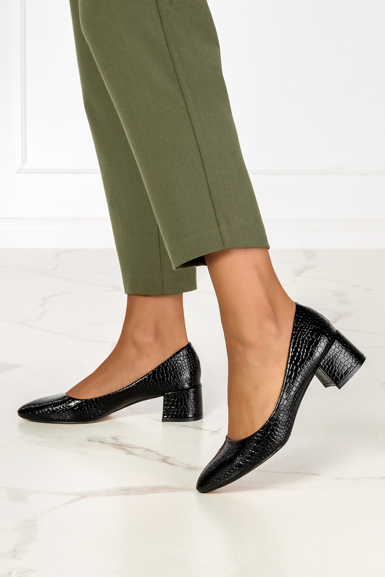 Czarne czółenka lakierowane na niskim obcasie krokodyli wzór skórzana wkładka Casu D201X3-BC