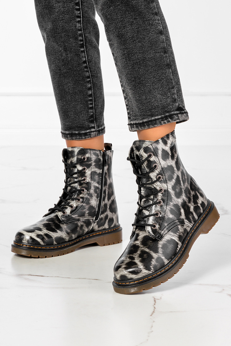 Czarne glany lakierowane panterka sznurowane Casu 3210-1