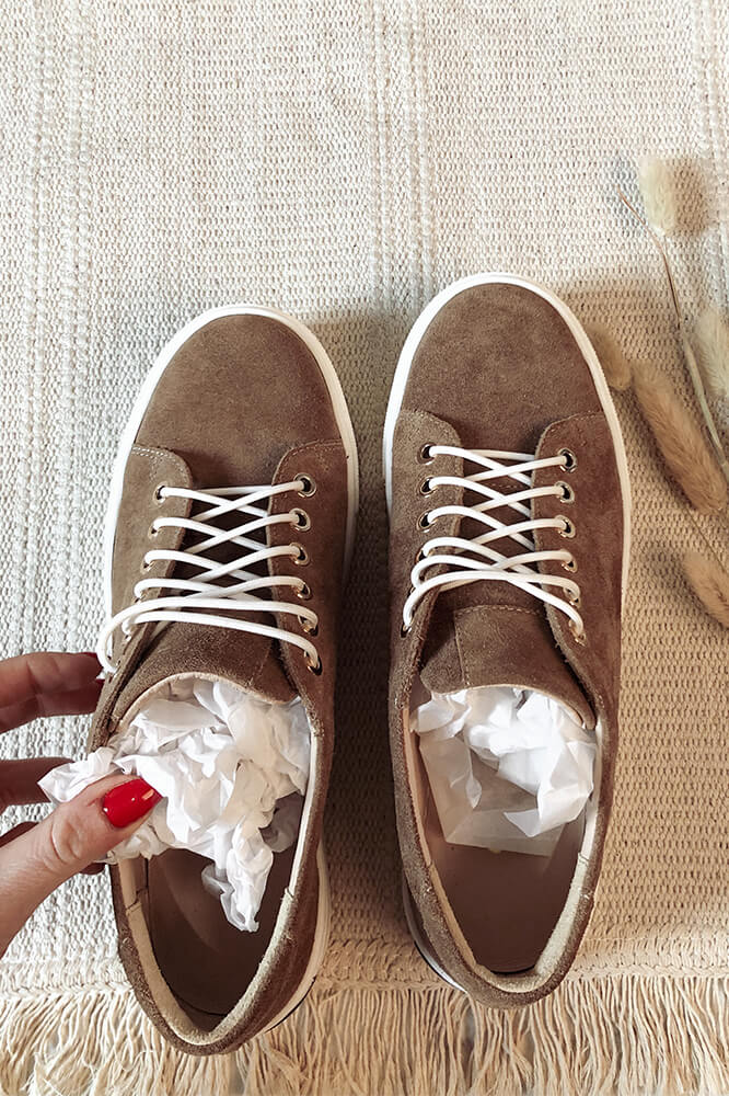 Jak dokładnie wyczyścić obuwie zamszowe poradnik