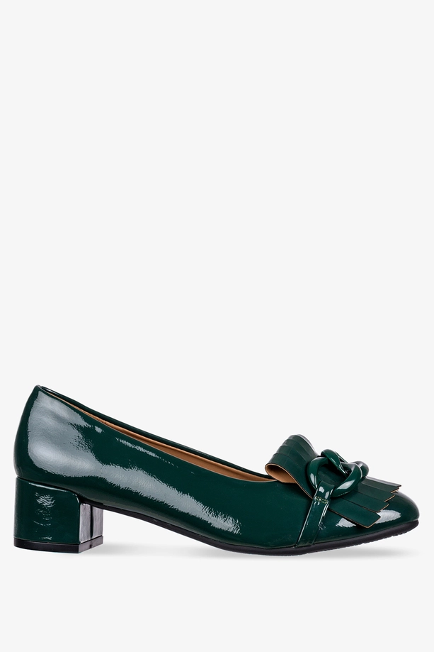 zielone-mokasyny-z-lancuchem-lakierowane-na-niskim-obcasie-ze-skorzana-wkladka-casu-er22wx3-g