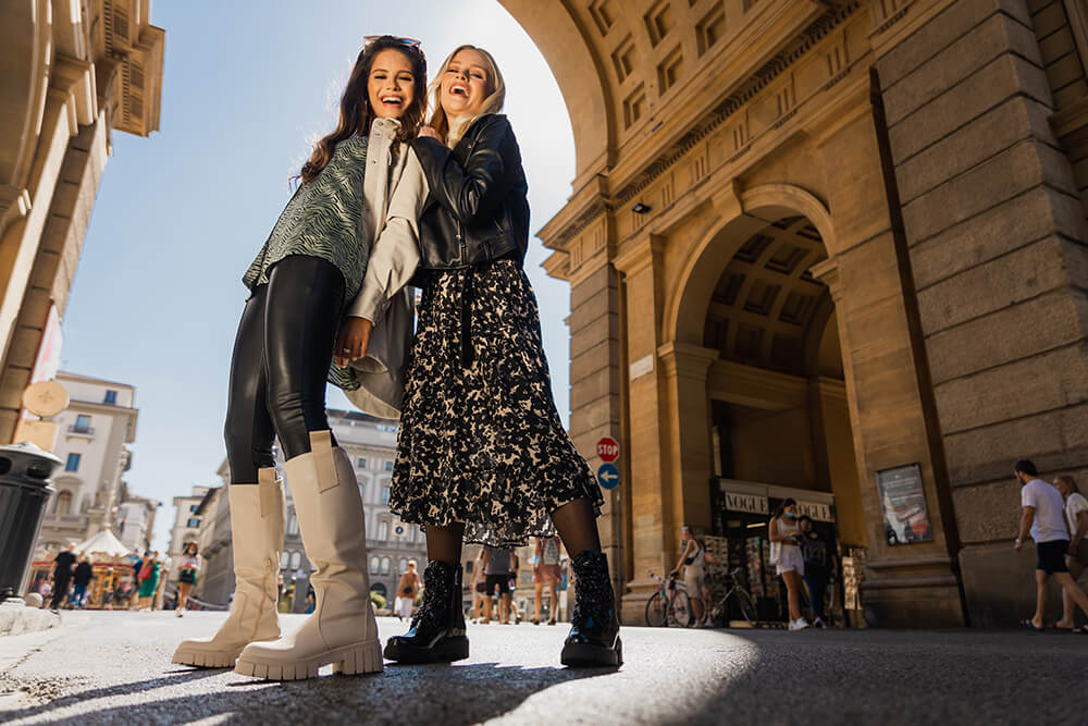 Beżowe kozaki, czarne martensy - sezon jesień zima 2021/2022 - sklep Casu.pl