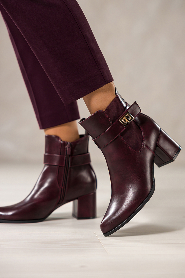 Bordowe botki damskie na szerokim słupku guma w cholewce pasek ze złotą ozdobą Carla 4160