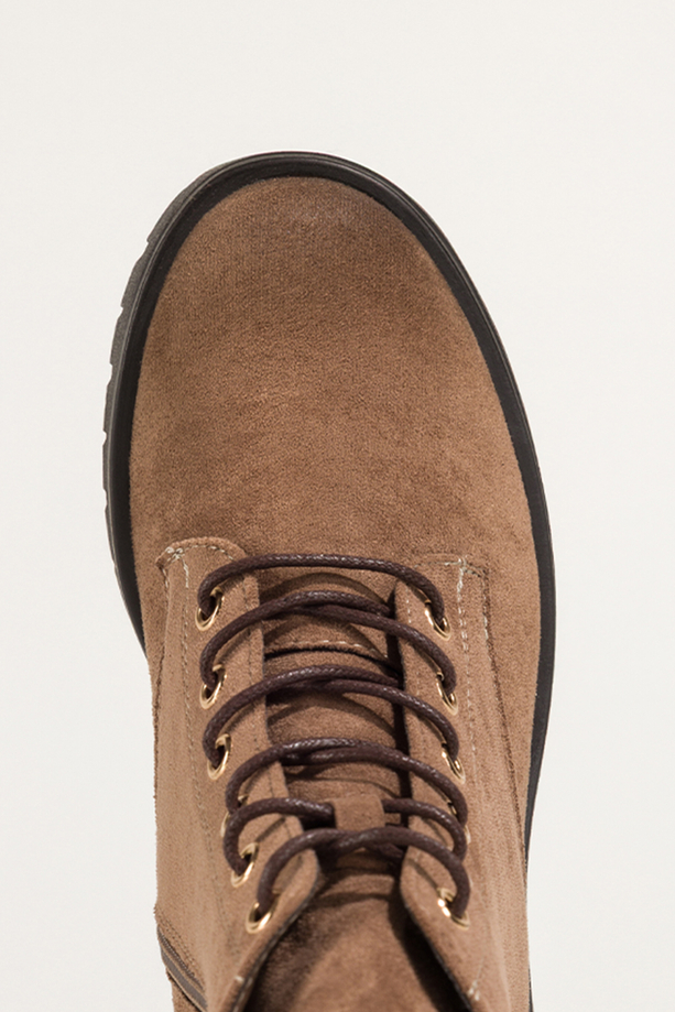 Ciemnobeżowe botki damskie na bieżnikowanej platformie złota ozdoba sznurowane Casu CB349-7