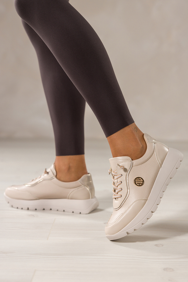 Beżowe sneakersy damskie buty sportowe na kremowej platformie elastyczne sznurówki złota ozdoba skórzana wkładka Carla QN0780-2