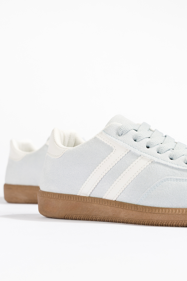 Błękitne sneakersy damskie buty sportowe na elastycznej płaskiej podeszwie podwójne sznurówki białe wstawki Casu B-6610