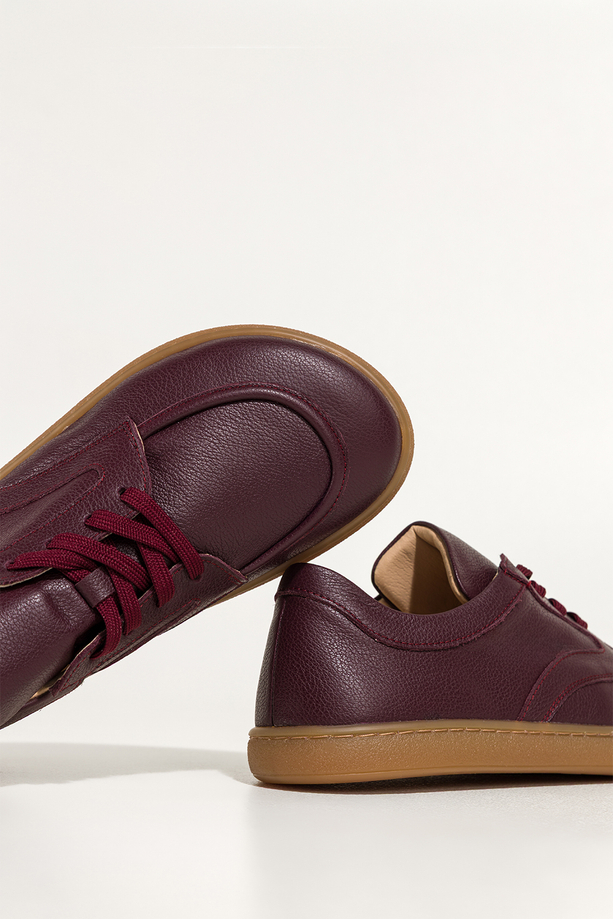 Bordowe półbuty barefoot skórzane damskie szerokie na elastycznej płaskiej podeszwie cholewka z przeszyciami bordowe sznurówki PRODUKT POLSKI Casu M8669