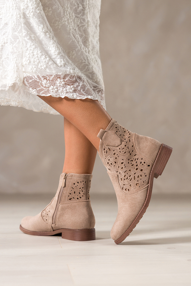 Beżowe botki damskie płaskie ażurowa cholewka Carla S7476-7