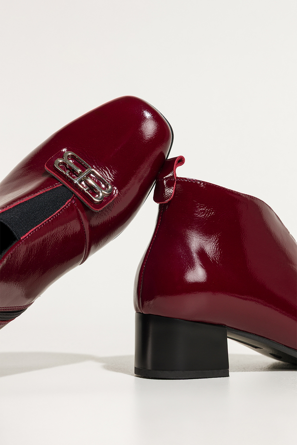 Bordowe botki skórzane damskie lakierowane obcas klocek elastyczna guma na przodzie srebrna ozdoba PRODUKT POLSKI Casu 378-L
