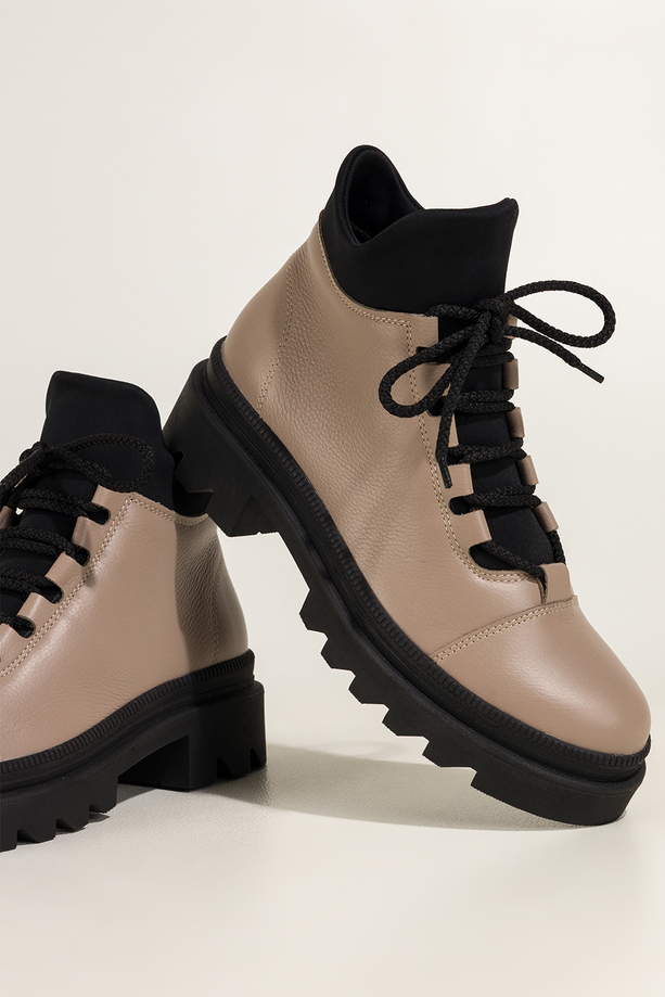 Beżowe botki skórzane damskie na bieżnikowanej podeszwie sznurowane PRODUKT POLSKI Casu A099