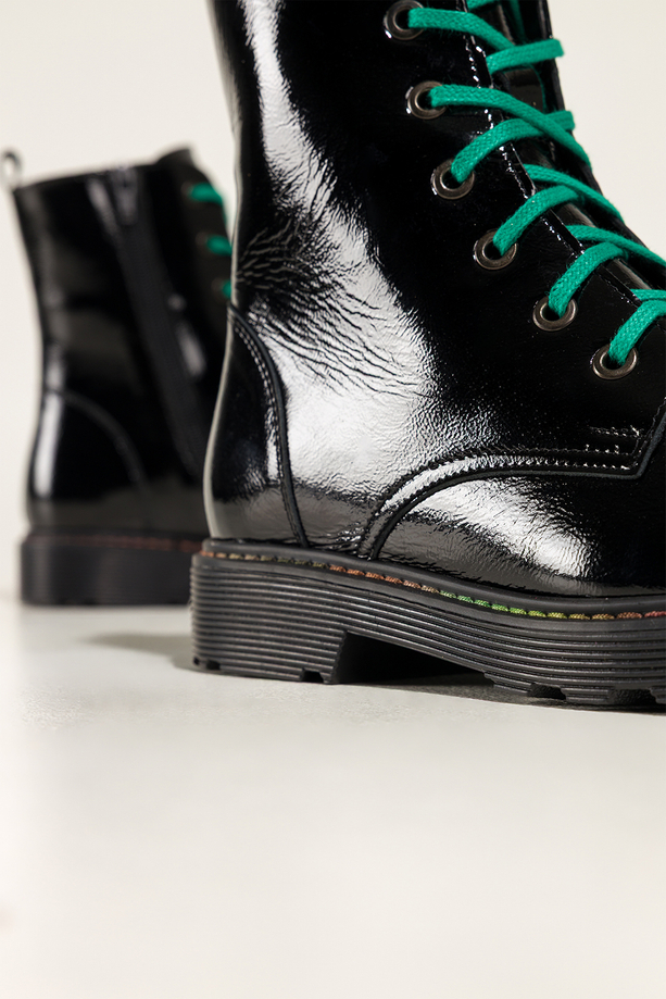 Czarne botki skórzane damskie lakierowane glany na bieżnikowanej podeszwie z przeszyciami sznurowane PRODUKT POLSKI Casu 7293-ELTZ