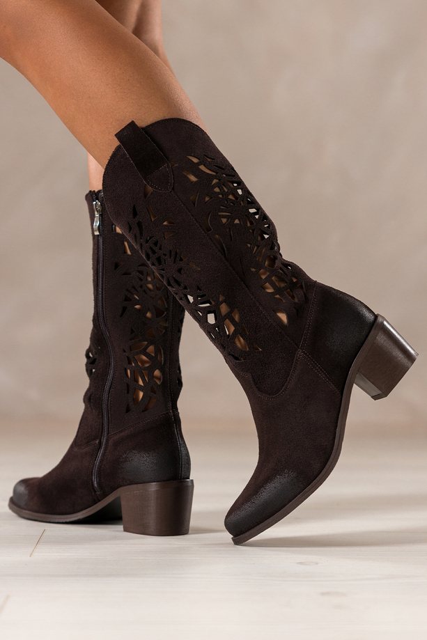 Czekoladowe kozaki skórzane damskie kowbojki ażurowe na ściętym klocku wycięta cholewka  PRODUKT POLSKI Casu 6679