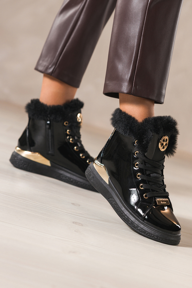 Czarne botki damskie lakierowane platforma ze złotym akcentem złota ozdoba na języku sznurowane Casu 6992-87