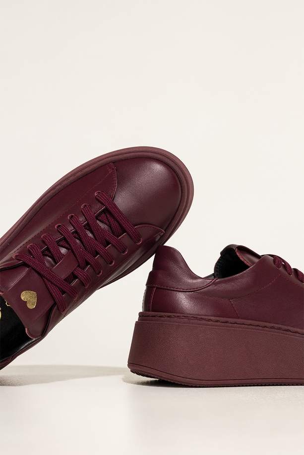 Bordowe sneakersy skórzane damskie buty sportowe na platformie złote serce na języku sznurowane PRODUKT POLSKI Casu 8201