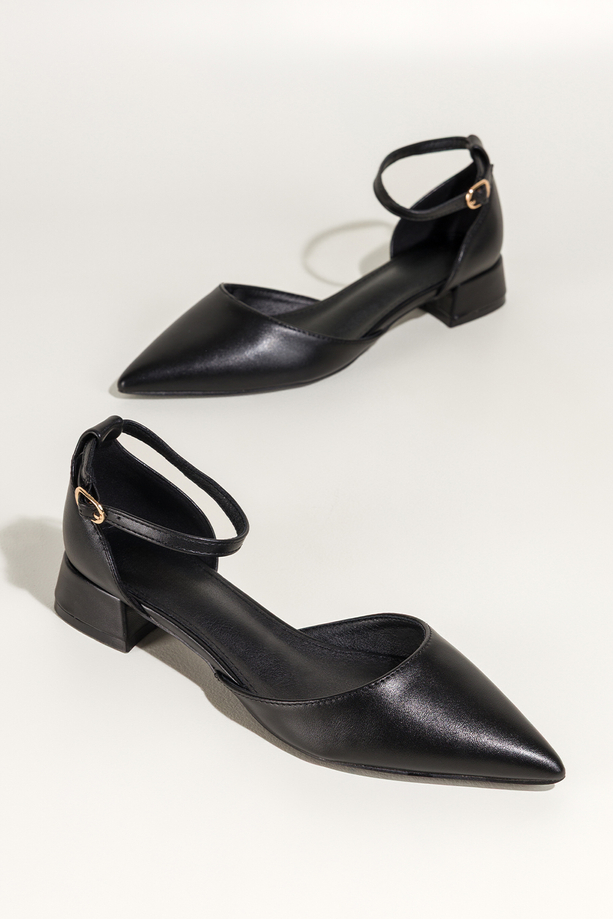 Czarne baleriny damskie na niskim obcasie zakryta pięta pasek wokół kostki Carla OV864K