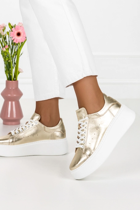 Złote sneakersy skórzane damskie buty sportowe sznurowane na białej platformie PRODUKT POLSKI Casu 2275