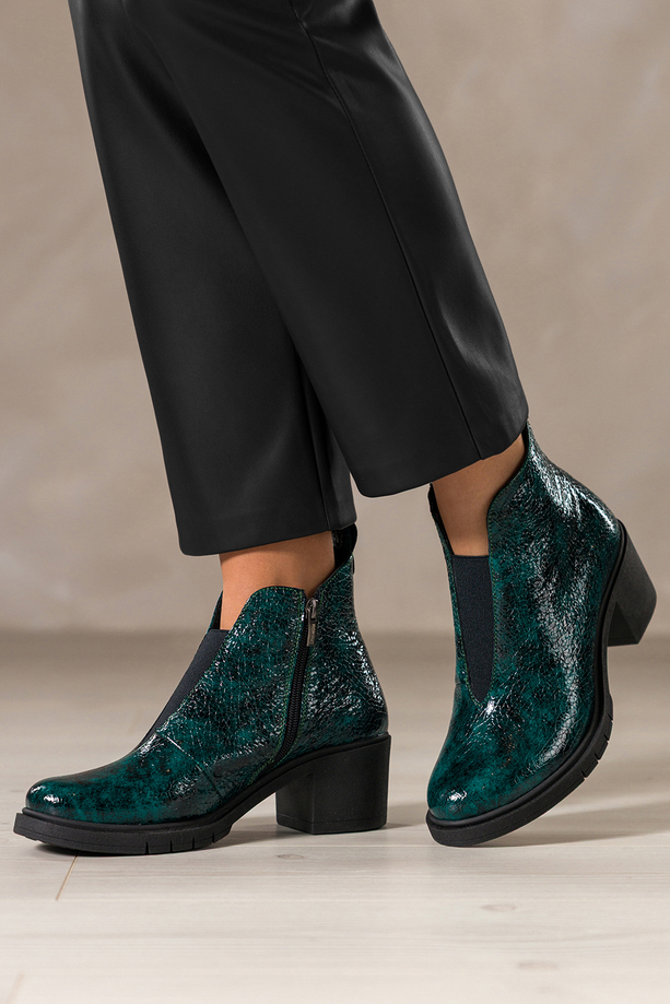Zielone botki skórzane damskie lakierowane z wzorem wężowym obcas klocek szeroka elastyczna guma na przodzie PRODUKT POLSKI Casu 376