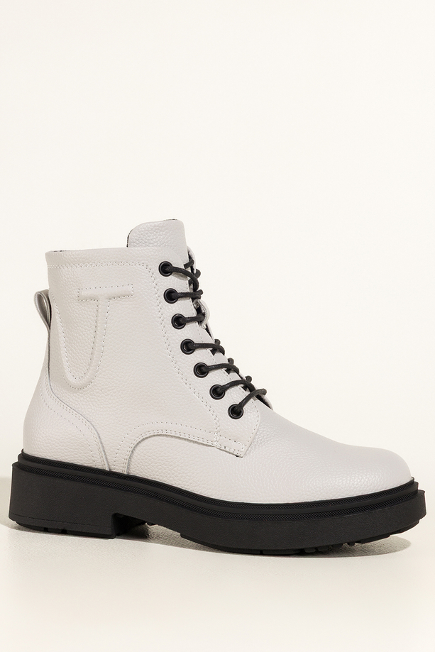 Białe botki skórzane damskie Sergio Leone na czarnej żłobionej platformie ozdobne przeszycia na cholewce sznurowane YG74751-H