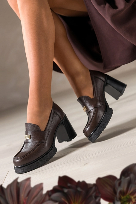 Czekoladowe mokasyny skórzane damskie na szerokim klocku złota ozdoba PRODUKT POLSKI Casu 79830