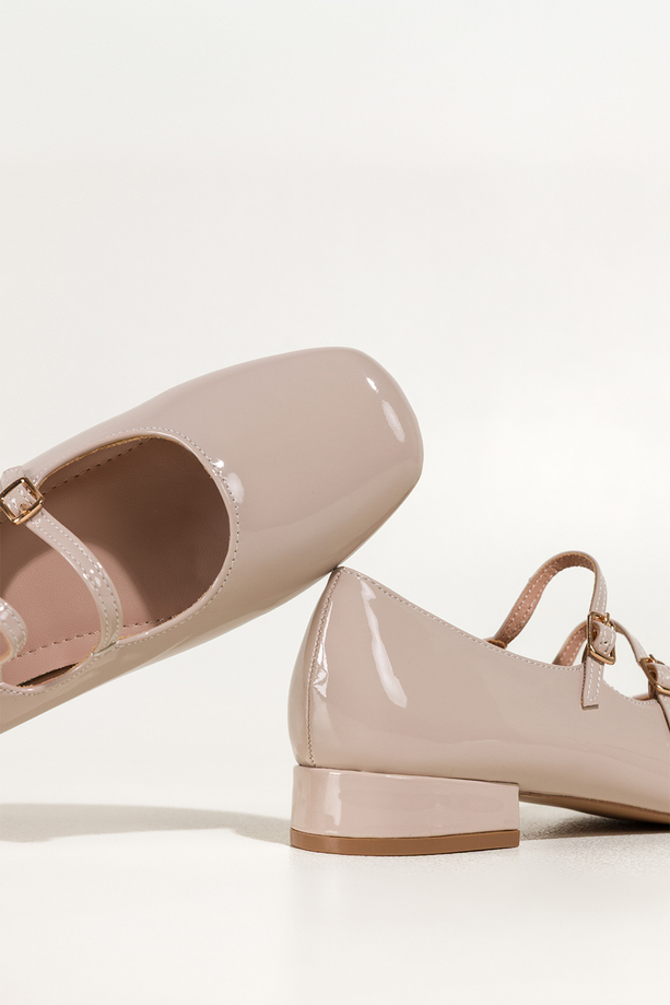 Jasnobeżowe baleriny damskie lakierowane Mary Jane z paskami niski obcas klocek Carla ZR84K