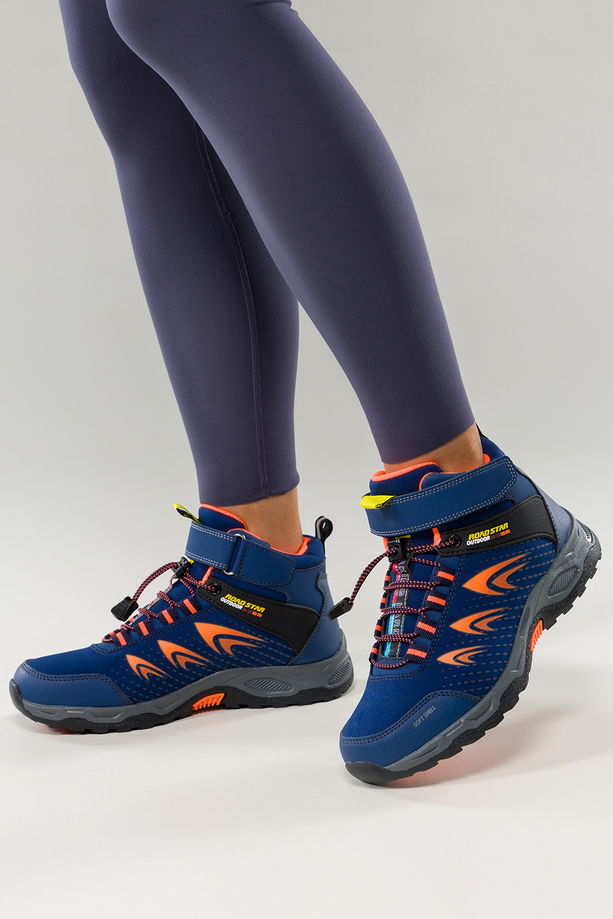 Granatowe buty trekkingowe damskie na bieżnikowanej podeszwie z regulowaną elastyczną sznurówką pomarańczowe wstawki softshell Casu 2310-10W