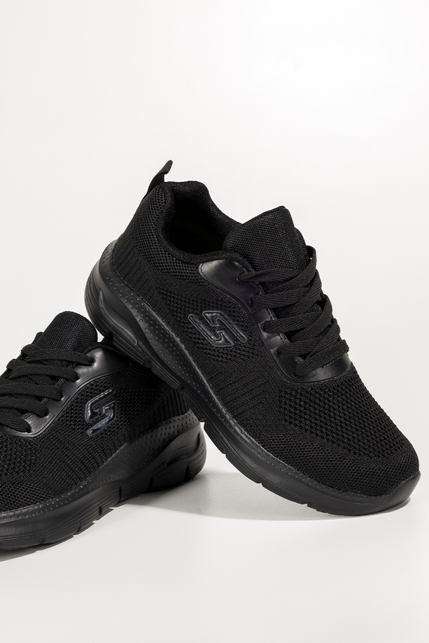 Czarne sneakersy damskie buty sportowe na fitness z perforacją czarna platforma sznurowane Casu JK9321-1