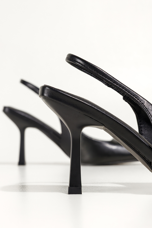 Czarne czółenka damskie szpilki z odkrytą piętą obcas kieliszek pasek z elastyczna gumą Carla 4761