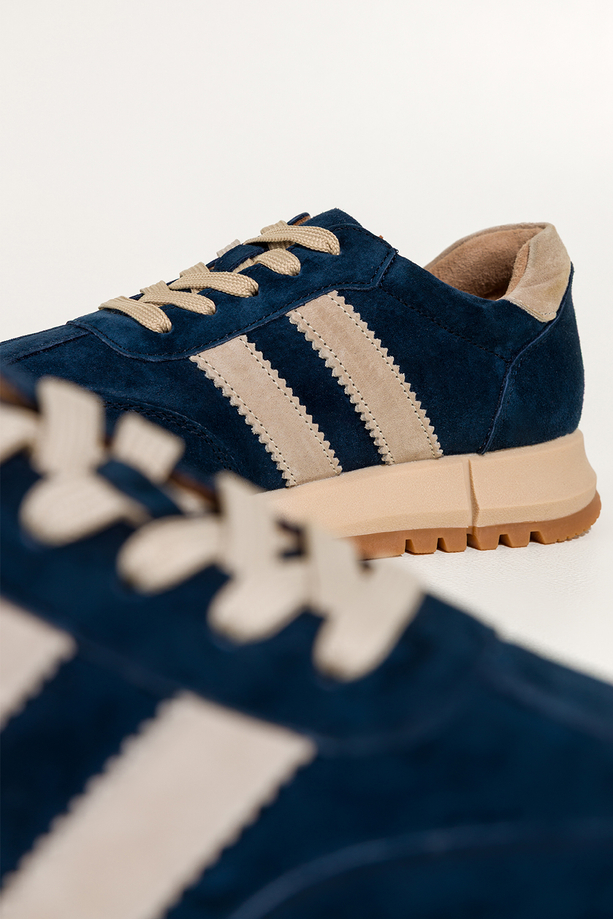 Granatowe sneakersy skórzane damskie buty sportowe na bieżnikowanej platformie beżowe wstawki sznurowane Carla TW-OC8919