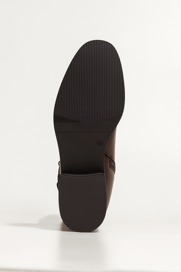 Czekoladowe kozaki damskie na klocku elastyczna cholewka pasek ze stalową ozdobą Casu D728-7