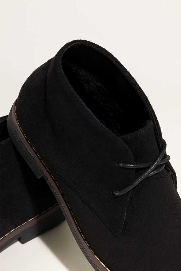 Czarne botki damskie na płaskiej podeszwie z przeszyciami sznurowane Casu 8997-8