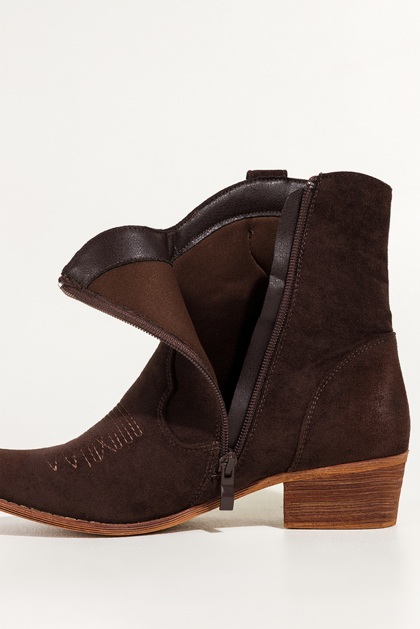 Czekoladowe botki damskie kowbojki na ściętym klocku cholewka z ozdobnymi przeszyciami skórzana wkładka Carla XBN970-11