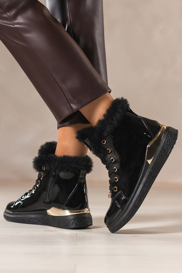 Czarne botki damskie lakierowane platforma ze złotym akcentem złota ozdoba na języku sznurowane Casu 6992-87