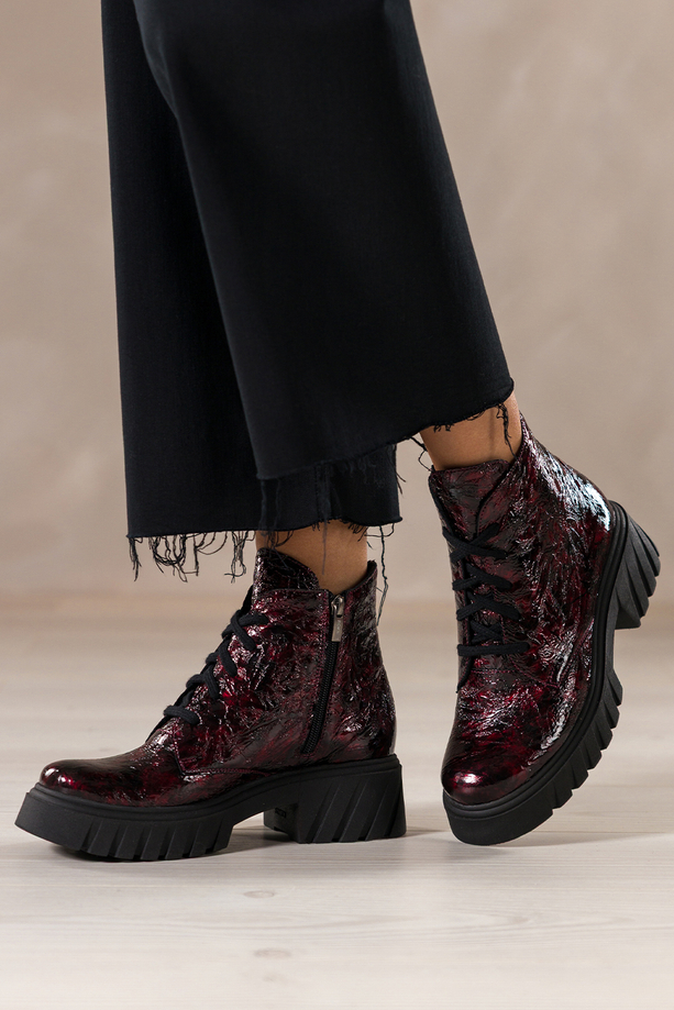 Bordowe botki skórzane damskie lakierowane z wzorem bieżnikowana platforma sznurowane PRODUKT POLSKI Casu 377