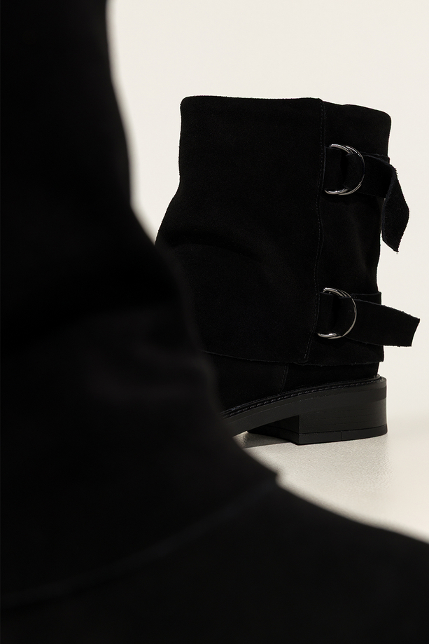 Czarne botki skórzane damskie z szeroką cholewką Sergio Leone niski obcas regulowane paski na cholewce YG74443-H