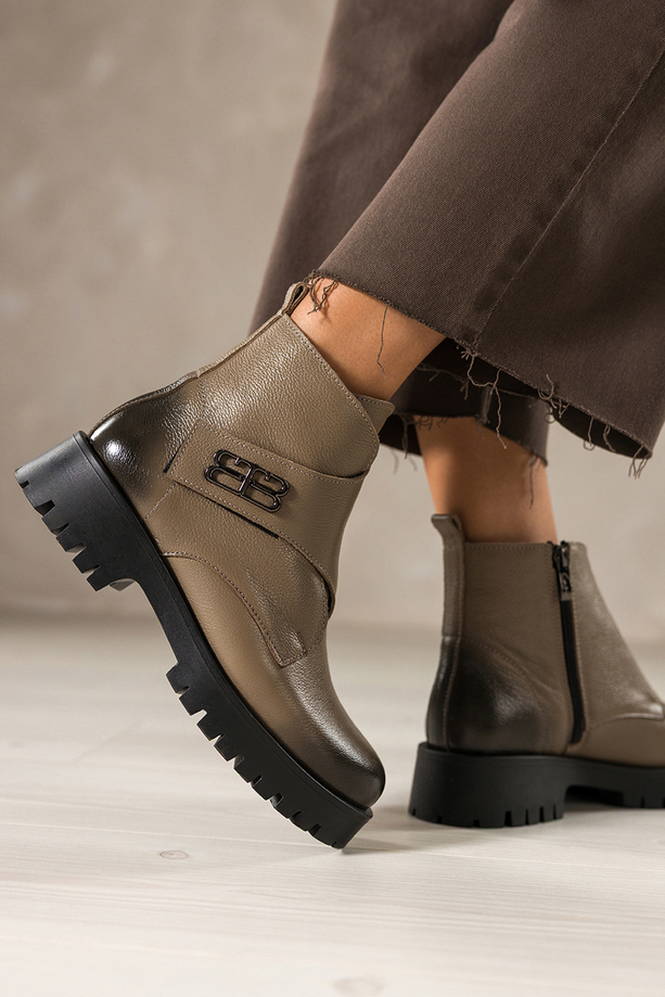 Ciemnobeżowe botki skórzane damskie na bieżnikowanej platformie szeroki pasek na rzep ze stalową ozdobą PRODUKT POLSKI Casu 39465