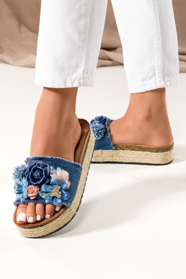 Granatowe klapki damskie jeansowe espadryle na platformie na cholewce kwiaty miś cyrkonie Carla 2438-2