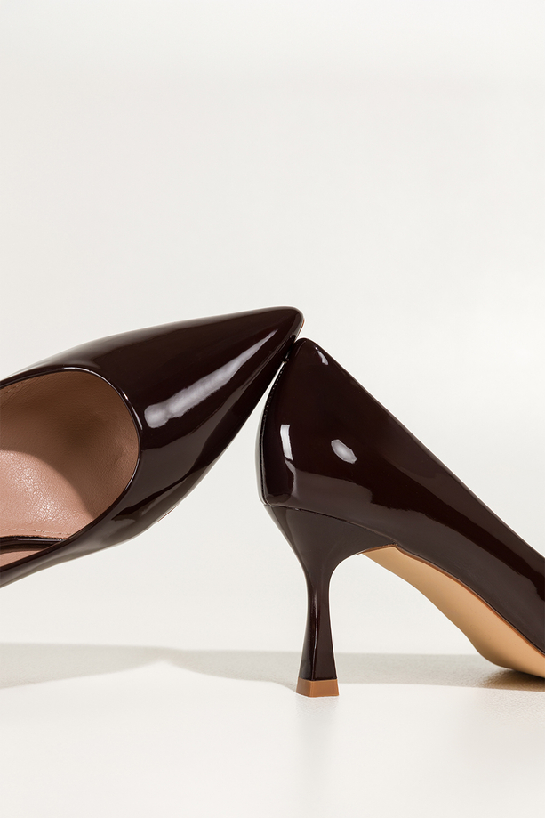 Czekoladowe czółenka damskie szpilki lakierowane obcas kieliszek Carla T08