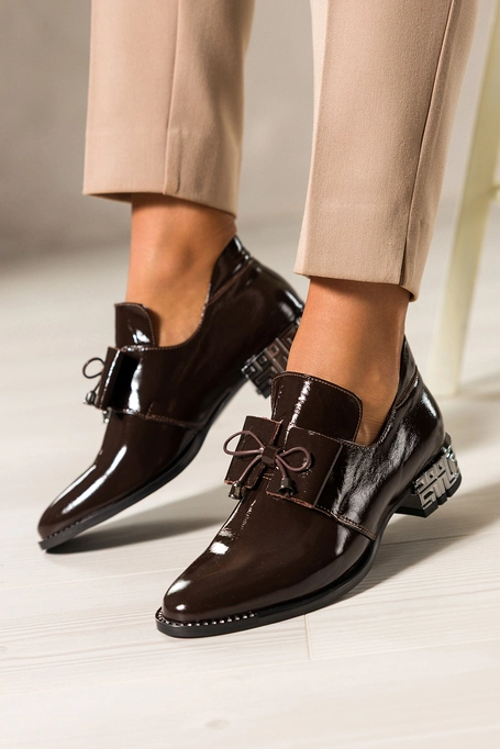 Czekoladowe półbuty skórzane damskie lakierowane dekoracyjny obcas wycięta cholewka kokarda  PRODUKT POLSKI Casu 8600