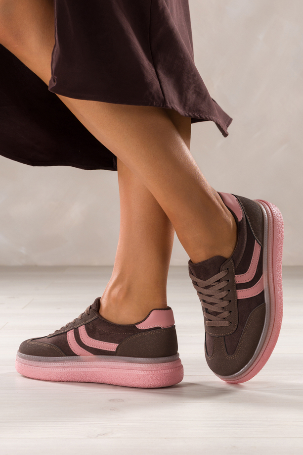 Brązowe sneakersy damskie buty sportowe na różowej platformie różowe wstawki sznurowane Carla 1000
