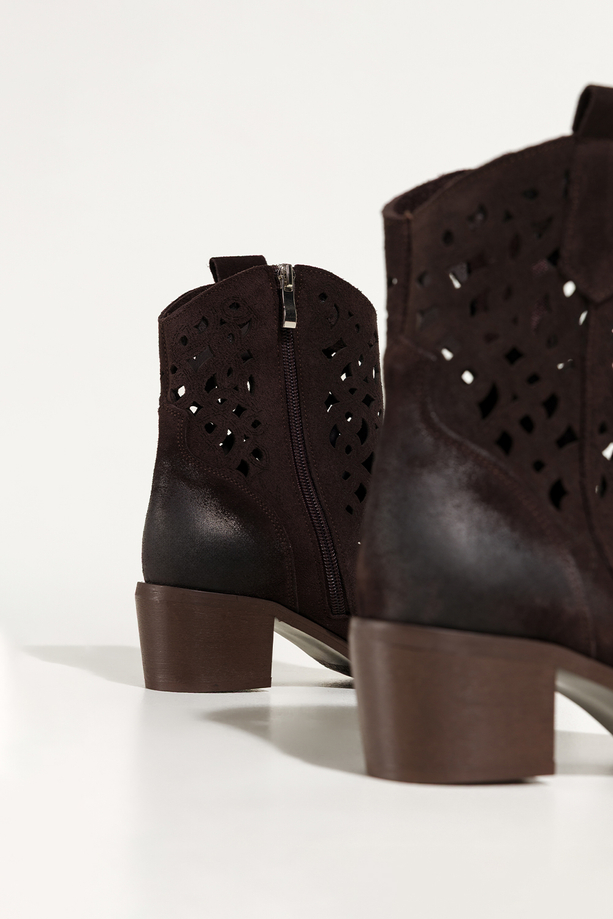Czekoladowe botki skórzane damskie kowbojki ażurowe na ściętym obcasie wycięta cholewka PRODUKT POLSKI Casu 6605-7