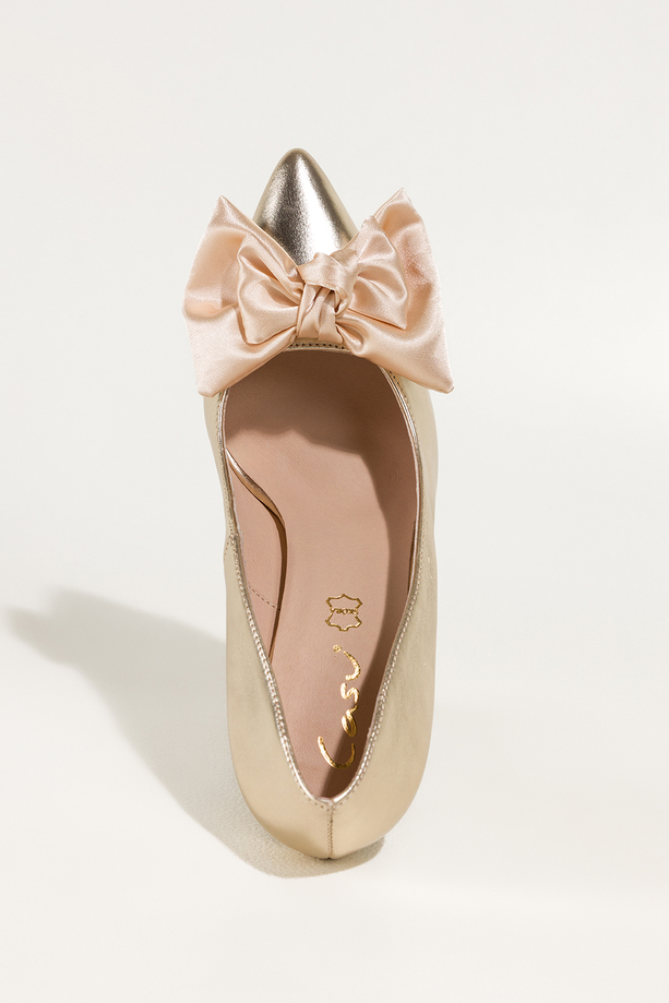 Złote czółenka skórzane damskie szpilki z satynową beżową kokardą PRODUKT POLSKI Casu 7006-296