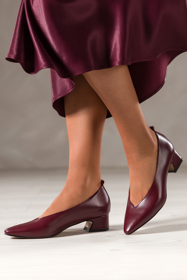 Bordowe czółenka skórzane damskie na niskim klocku wycięcie w cholewce PRODUKT POLSKI Casu 7235-771