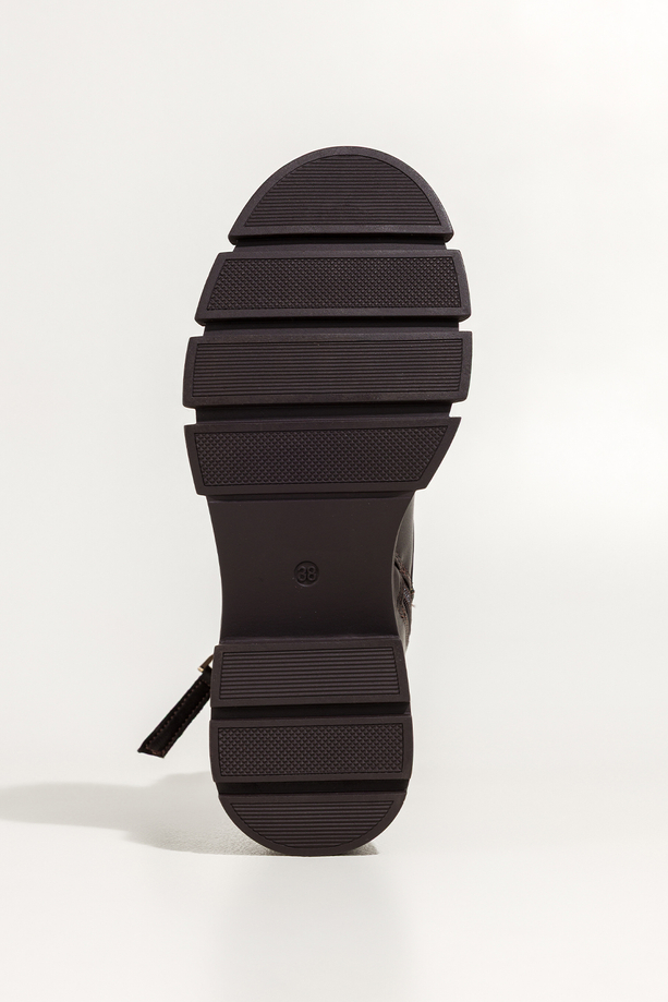 Czekoladowe botki damskie na niskim klocku cholewka z ozdobnym zamkiem złota ozdoba sznurowane Casu S7562Y