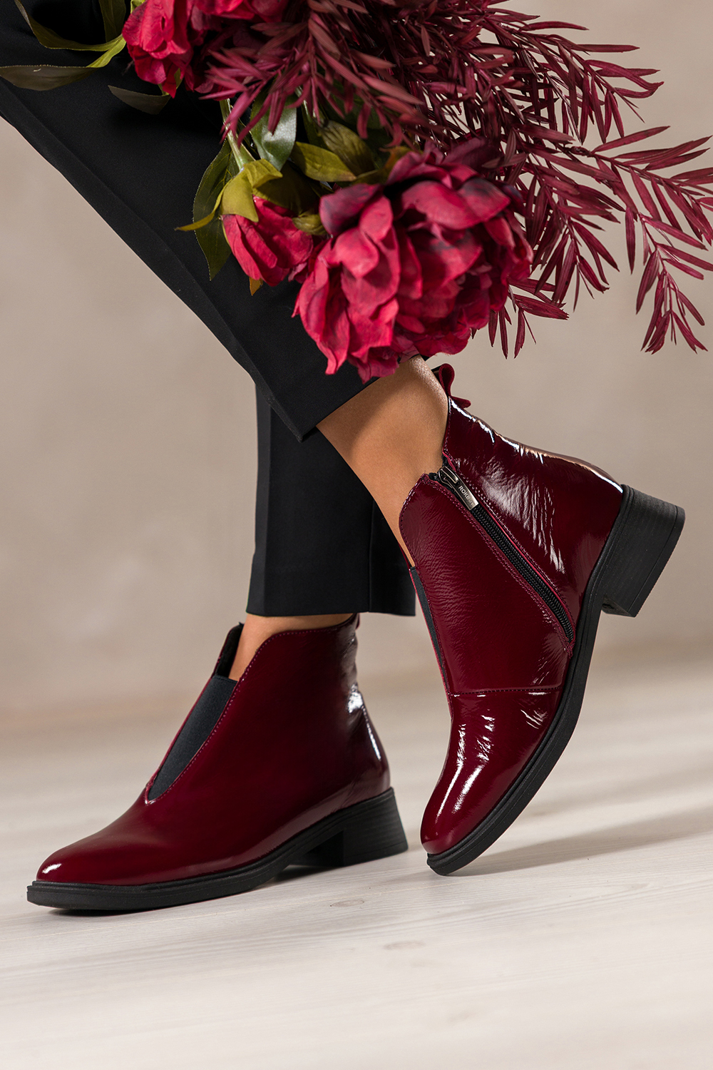 Bordowe botki skrzane damskie lakierowane na niskim obcasie wycita cholewka z elastyczn gum PRO