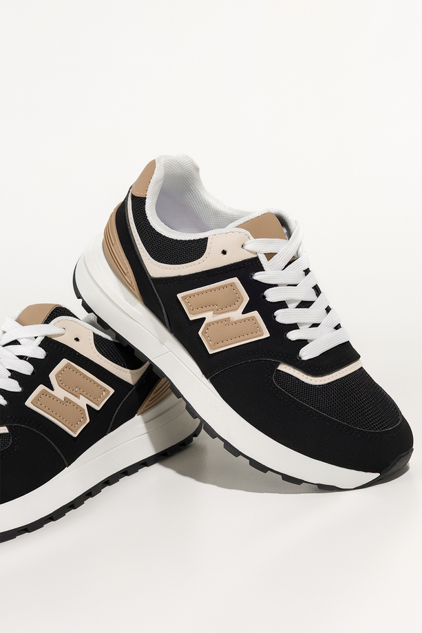 Czarne sneakersy damskie buty sportowe z perforacją na białej platformie beżowe wstawki  sznurowane Casu BB-864