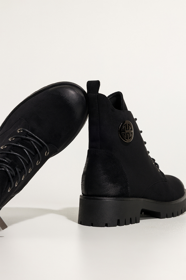 Czarne botki damskie na bieżnikowanej platformie stalowa ozdoba sznurowane Casu CB349-8